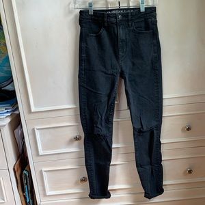 BLACK AEO JEANS WITH RIPS AT KNEES